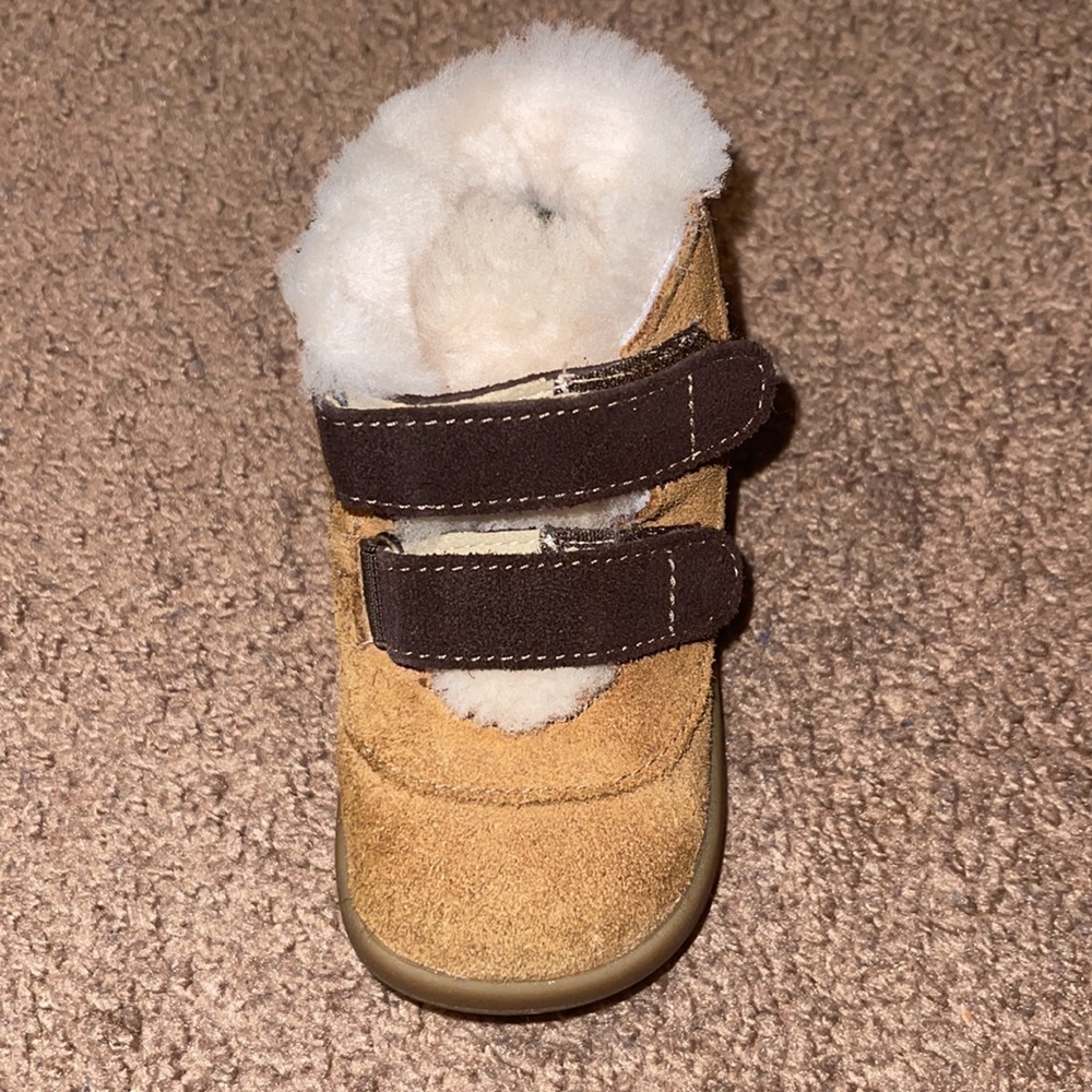 Kids Ugg’s boots - Picture 4 of 8